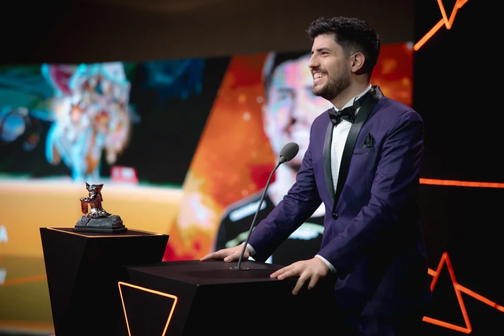Robo, no palco, recebendo o seu prêmio, durante o Prêmio CBLOL 2023