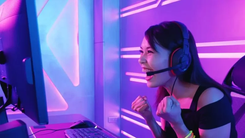 mulher jogando no computador