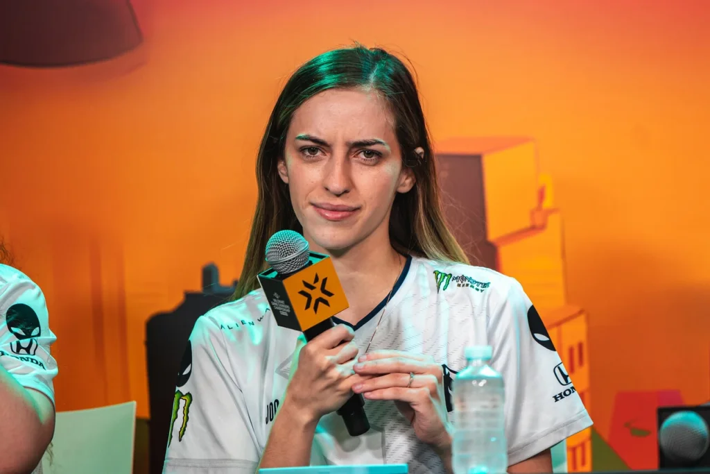 Joojina, a Rainha dos Clutchs, durante a coletiva de imprensa