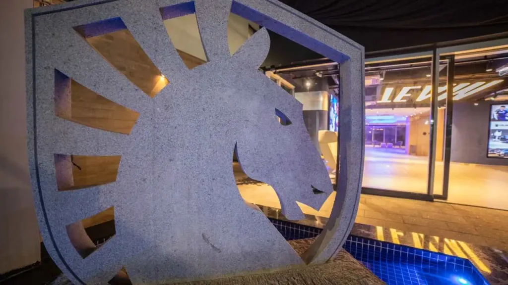 Simbolo da Team Liquid, de concreto, na porta do Alienware Training Facility, em São Paulo