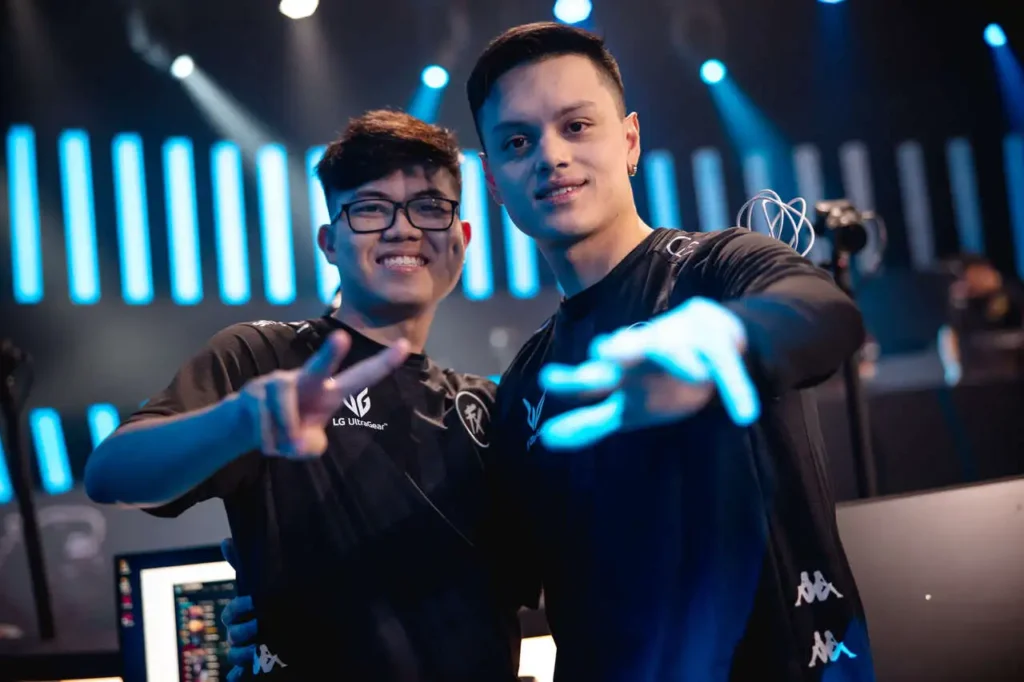 Dupla da bot lane do Fluxo, Kojima e Scamber, após vencer no CBLOL