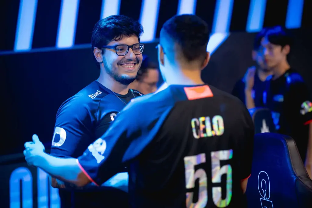 Envy e Celo comemorando a vitória da LOS em cima da LOUD no CBLOL 2024