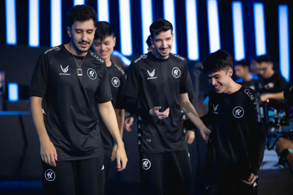 Equipe do Fluxo feliz após vencer a sua partida contra a INTZ e avançar no CBLOL 2024