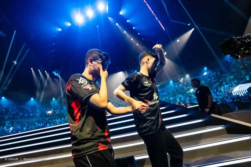 nade e handy, andando pelo palco, com nade homenageando o seu irmão gêmeo handy