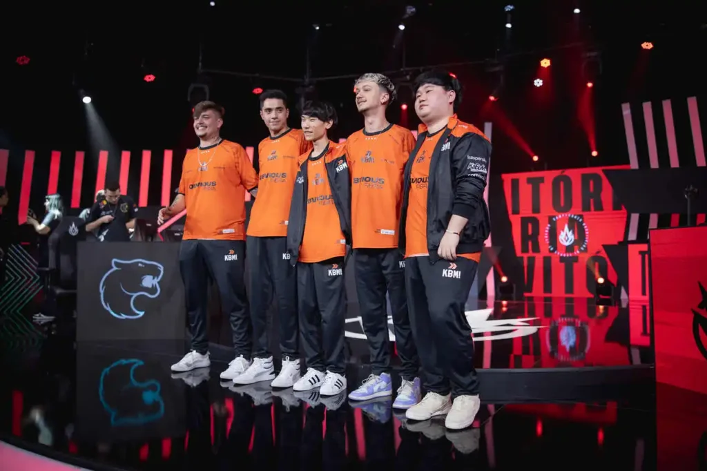 Equipe da KaBuM! Esports no palco do CBLOL 2024, comemorando a vitória na oitava rodada