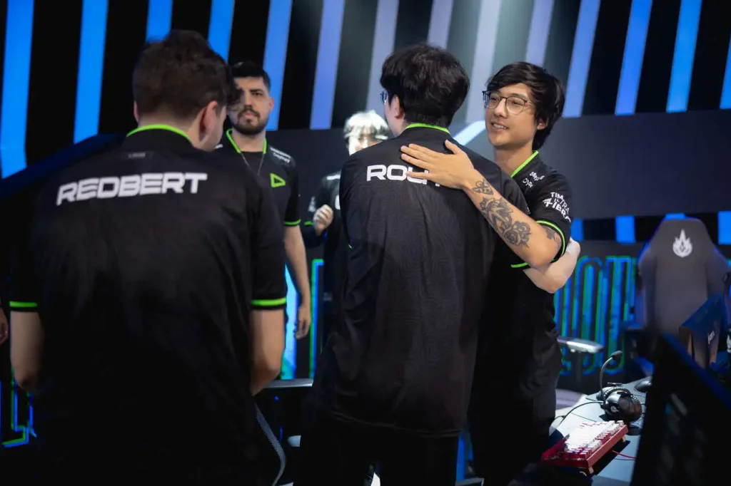 Equipe da LOUD comemorando mais uma vitória no CBLOL 2024