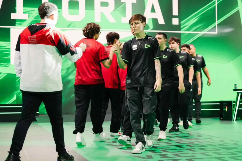 As equipes da LOUD e Sentinels se cumprimentando no palco do VCT Américas Kickoff