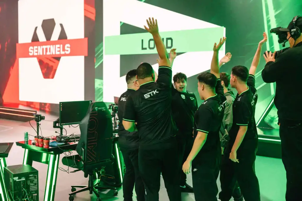 Equipe da LOUD, no palco do VCT Américas, fazendo o seu famoso grito 'SEM MEDO'