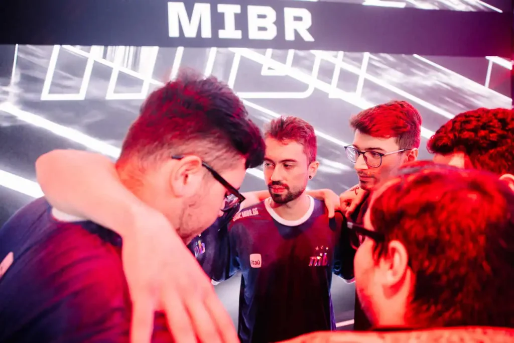 Equipe da MIBR conversando antes da partida contra a FURIA, no VCT Américas Kickoff