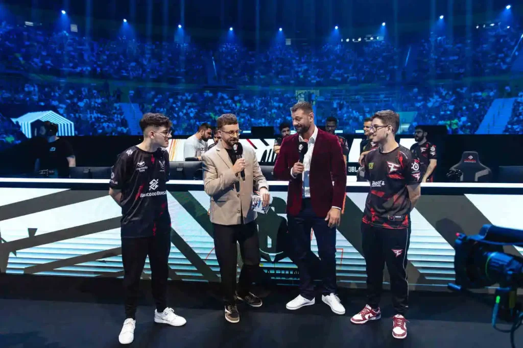 nade, pela w7m e handy, pela FaZe Clan, os irmãos disputando a Grande Final do Six Invitational