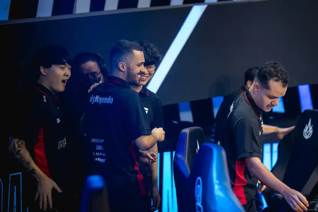 Equipe da paiN Gaming comemorando a vitória na oitava rodada do CBLOL 2024