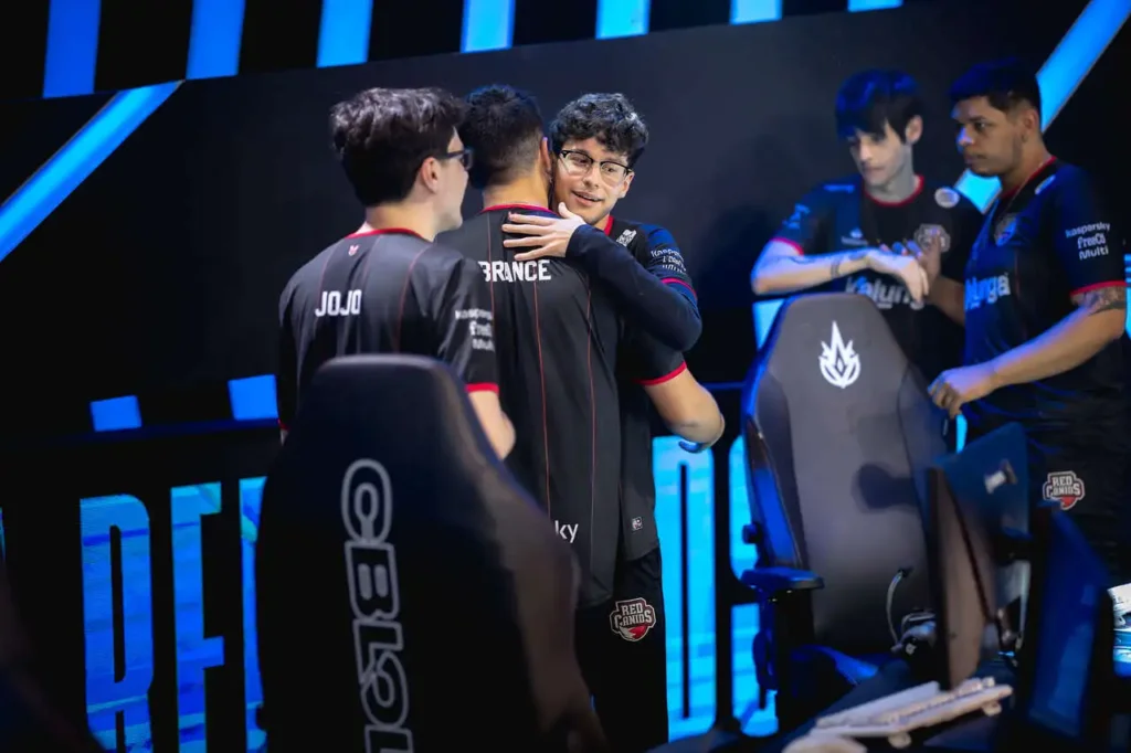 Equipe da RED Canids dando adeus ao jejum de vitórias, na oitava rodada do CBLOL 2024