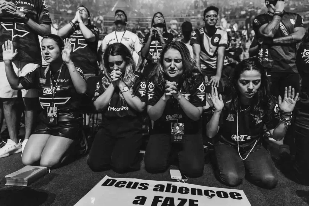 Torcedoras da FaZe Clan, fazendo o seu momento de fé, torcendo para o fim do jogo e da série