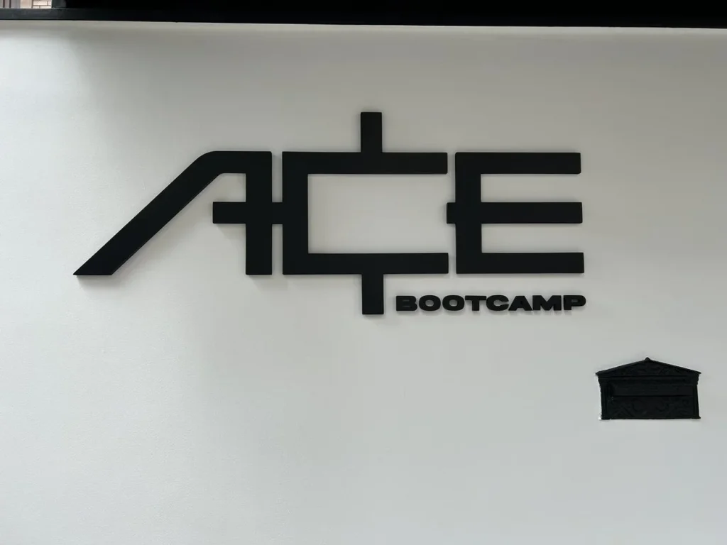 Fachada da entrada do Ace Bootcamp
