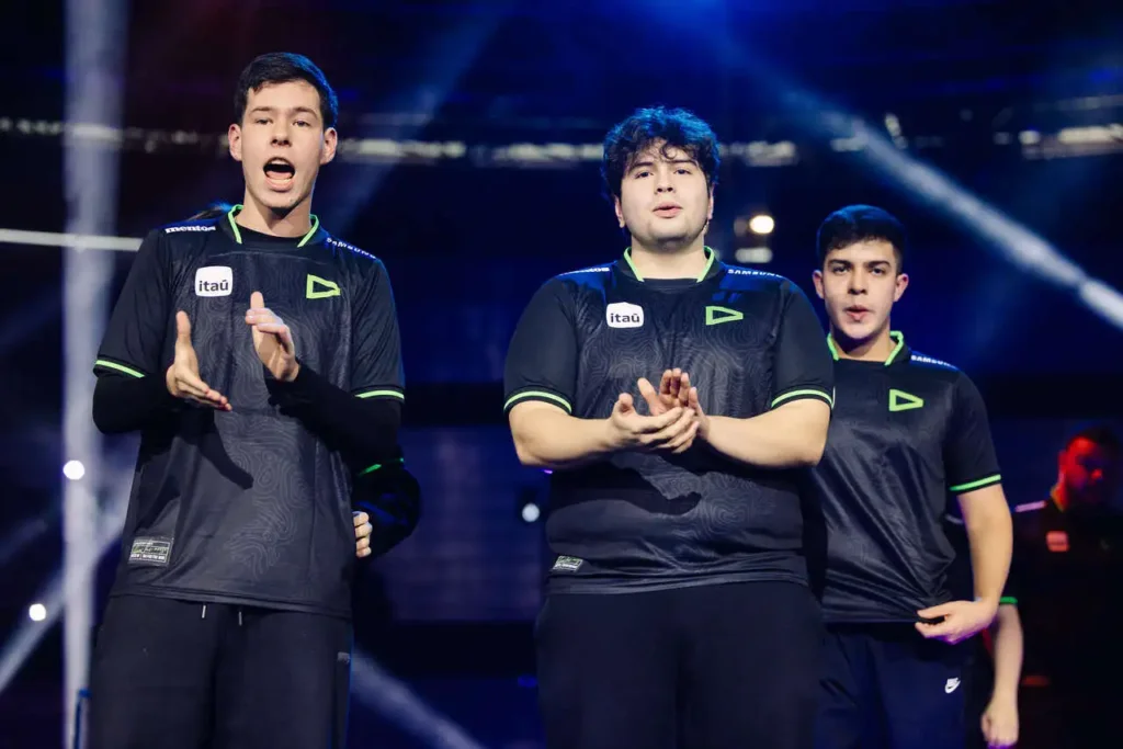 Cauanzin, Less e Tuyz, comemorando a vitória contra a FPX, no VCT Masters Madrid