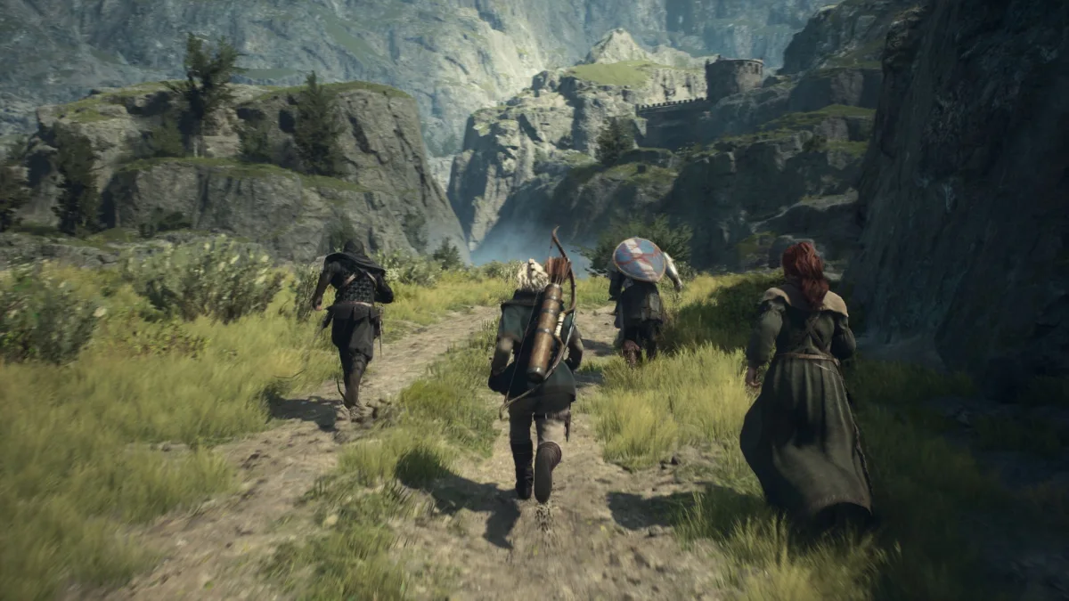 Personagens em Dragon's Dogma 2 num campo aberto em um dia ensolarado.