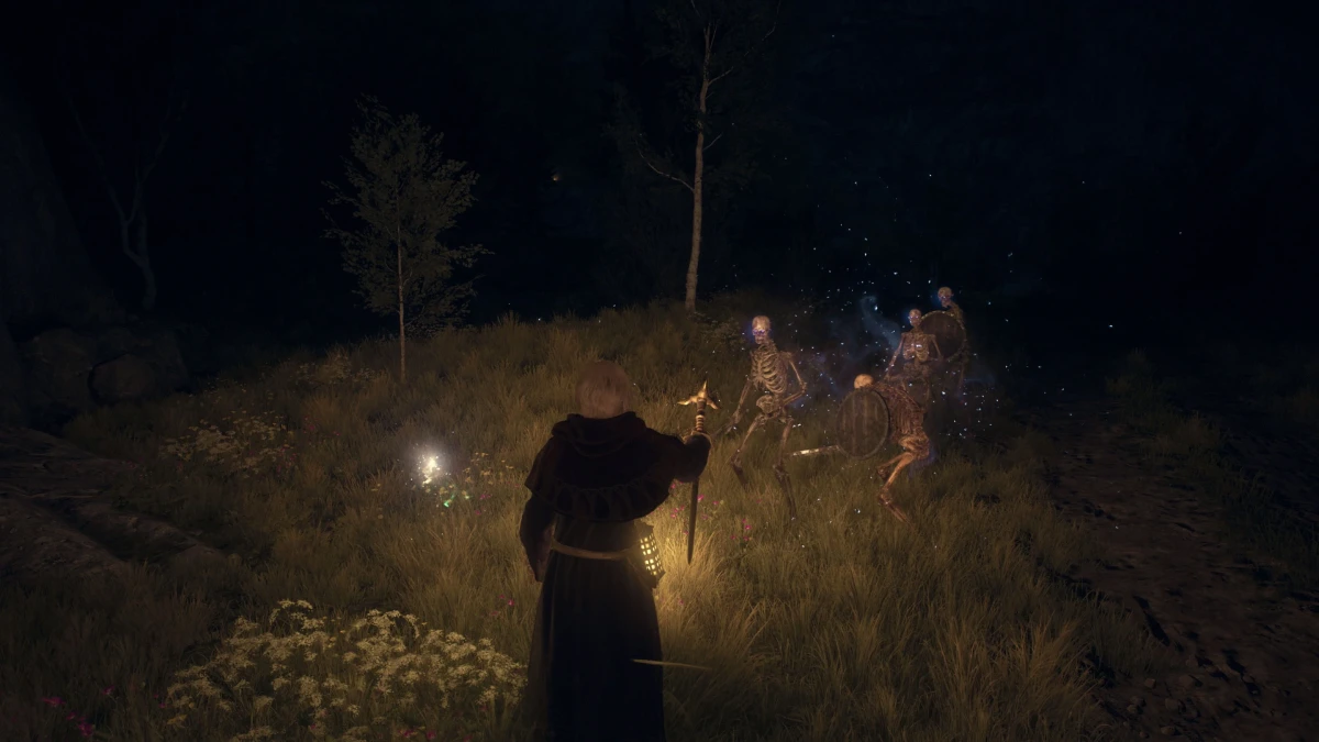 Feiticeiro em Dragon's Dogma 2 enfrentando esqueletos à noite.