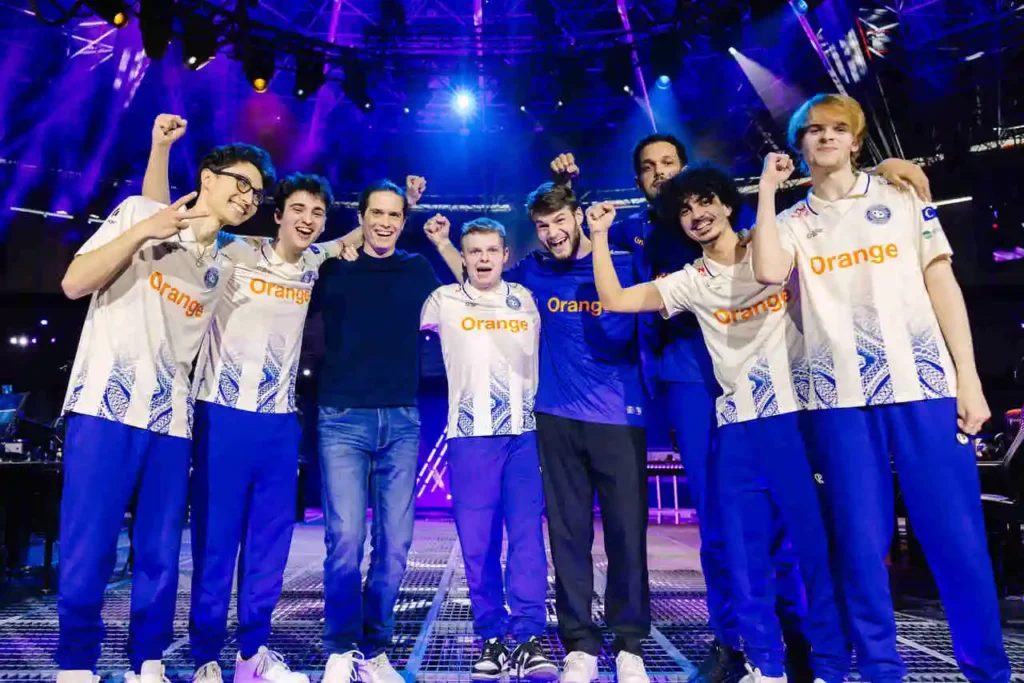 Toda equipe da Karmine Corp, comemorando a vitória na estreia do VCT Masters Madrid