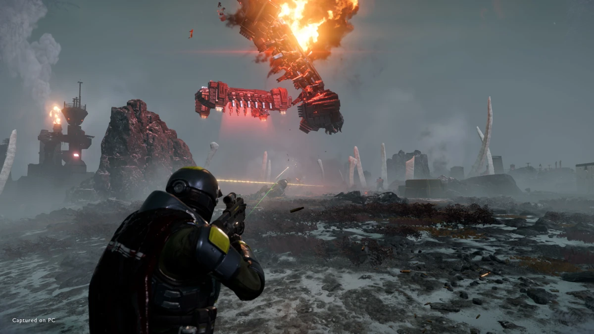 Helldiver num cenário de guerra de inverno, com uma nave explodindo no céu ao fundo.
