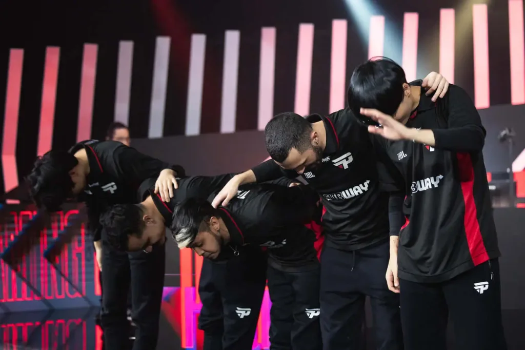 Equipe da paiN Gaming, após vencer a partida contra a KaBuM! Esports, nos playoffs do CBLOL