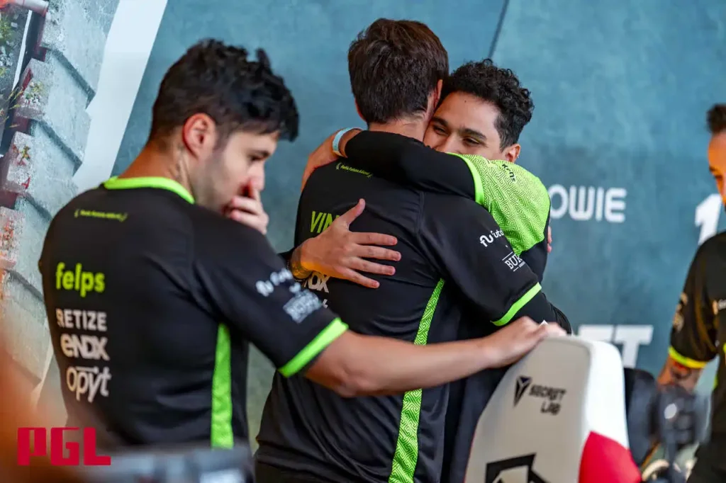 Equipe da Imperial comemorando uma das suas vitórias na PGL Major Copenhagen