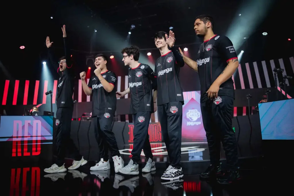 Equipe da RED Canids, após vencer a partida contra a LOS, nos playoffs do CBLOL