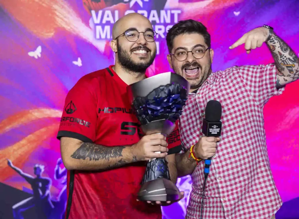 Sacy com o troféu do VCT Masters, dando entrevista para o Melão, pelo VALORANT Esports Brasil
