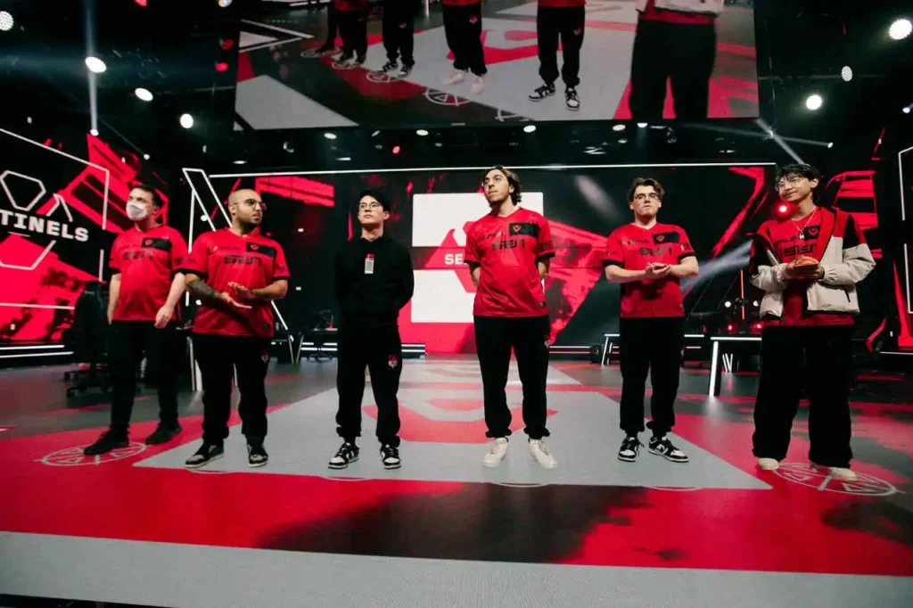 A equipe da Sentinels, classificada para os playoffs do VCT Américas Kickoff, pelo Play-In