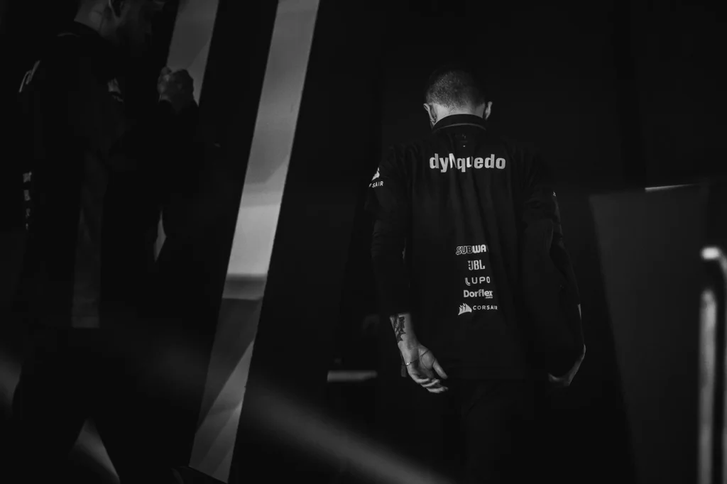 dyNquedo voltando para a sala da paiN Gaming, depois de perder para a LOUD no CBLOL