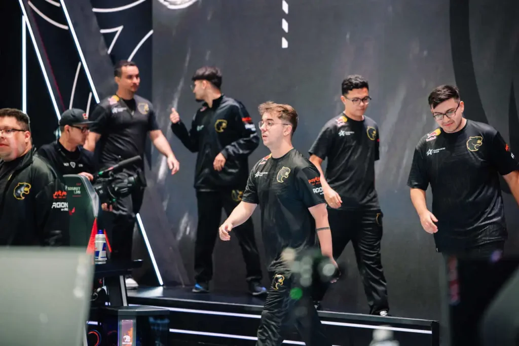 Equipe da FURIA, entrando nos palcos do VCT Américas, para enfrentar a NRG