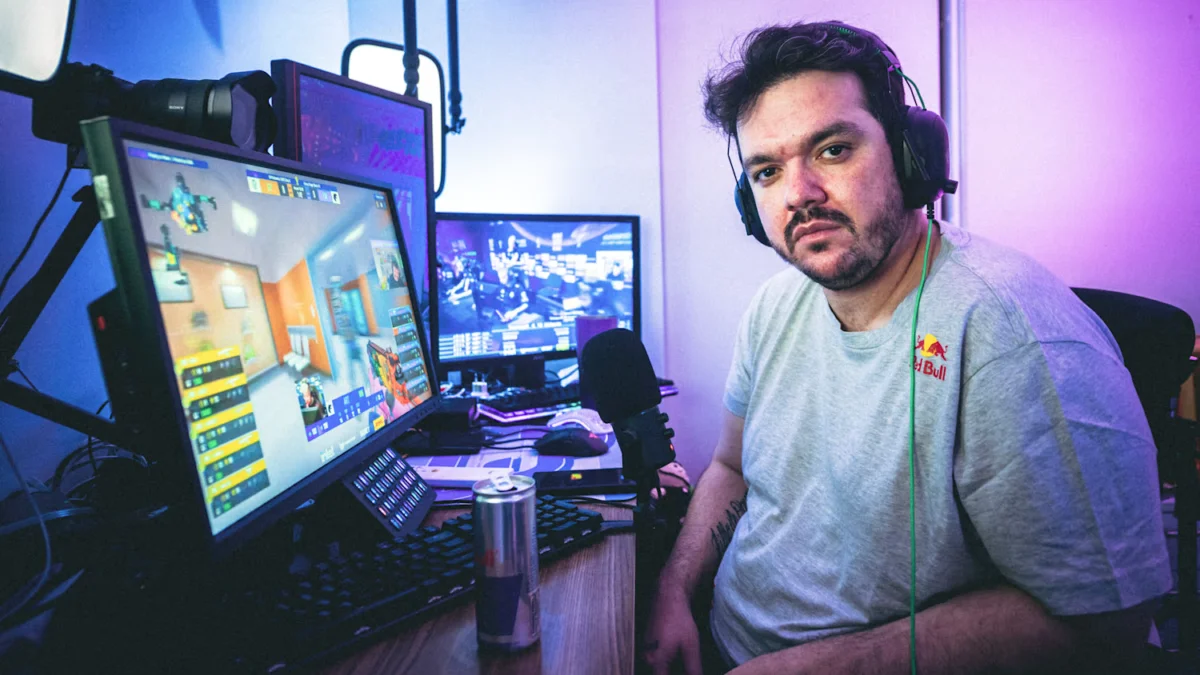 Streamer Gaules em frente ao seu monitor olhando para a foto
