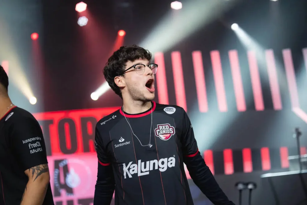 Grevthar, gritando em comemoração a sua vitória contra a KaBuM!