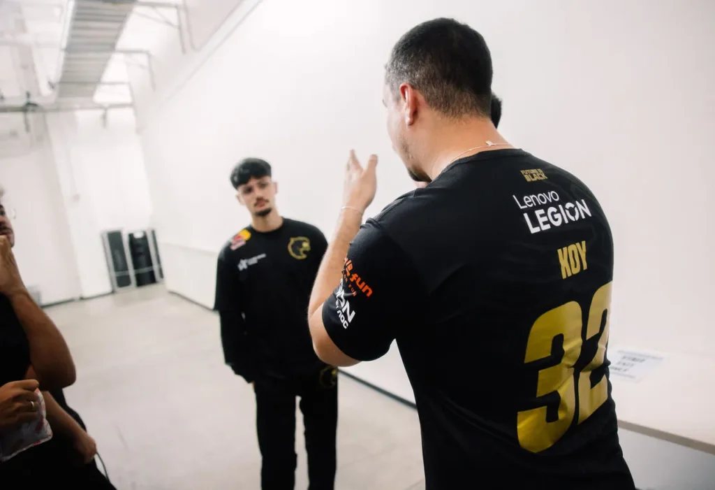 Koy, técnico da FURIA, durante a pausa entre mapas com a sua equipe