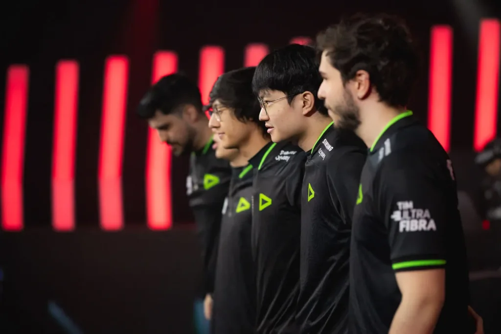 Equipe da LOUD, após vencer contra a paiN Gaming, pela final da chave superior do CBLOL