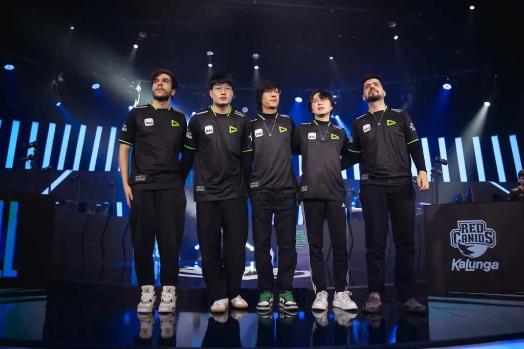Equipe da LOUD, após vencer da RED Canids, nos playoffs do CBLOL