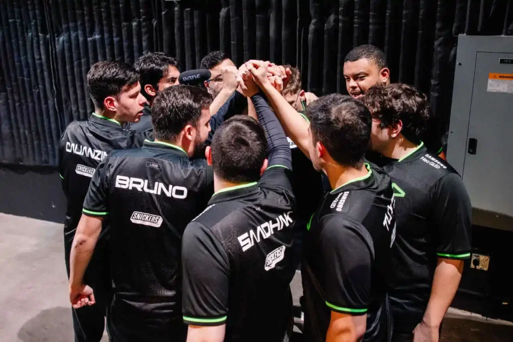 Equipe da LOUD, se preparando para entrar no palco, dando o seu famoso grito 'SEM MEDO'