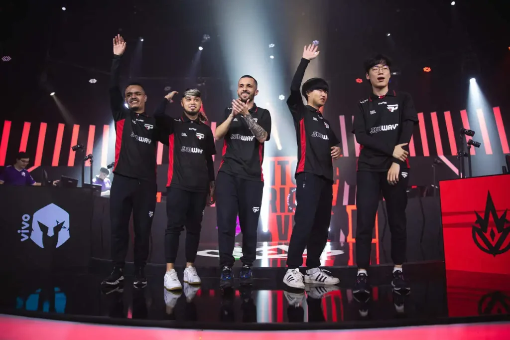 Time da paiN Gaming comemorando a vitória complicada contra a VKS