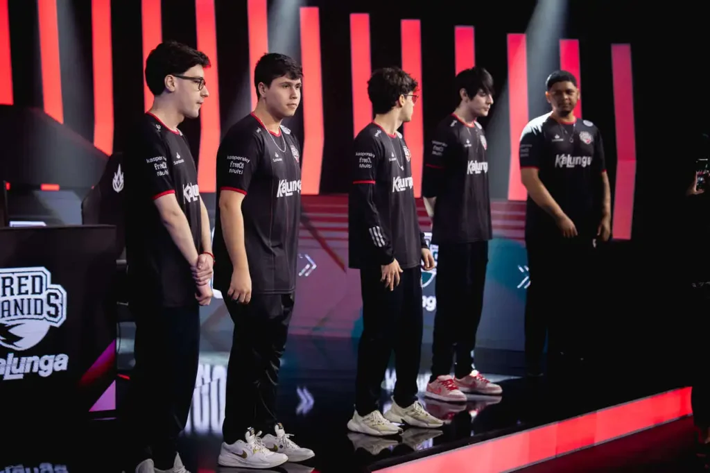 Equipe da RED Canids se preparando para o jogo contra a LOUD, nos playoffs do CBLOL