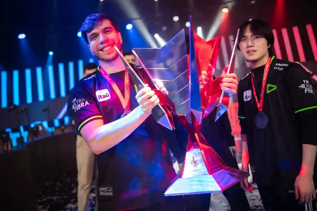 Redbert segurando o troféu de campeão do CBLOL