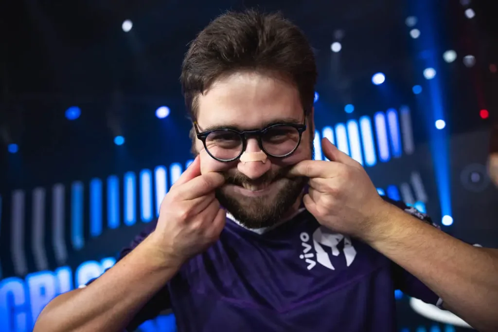 Smiley, atirador da Vivo Keyd Stars, fazendo sua famosa pose de sorriso, após o 'reverse sweep' contra a LOS
