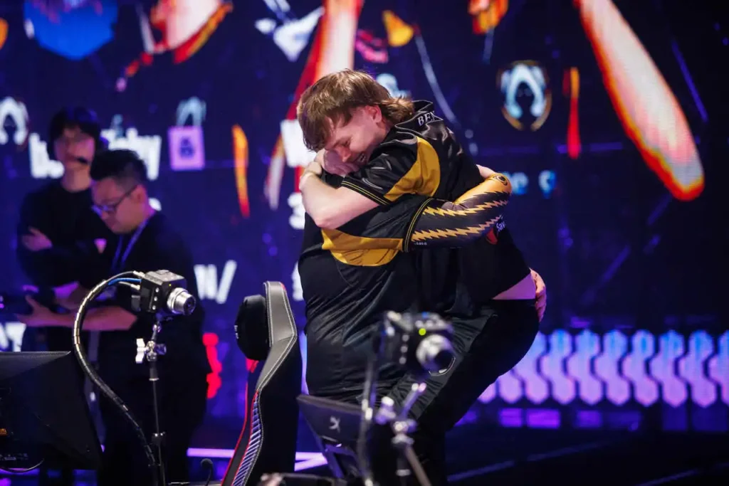 Jogador da Team Heretics, benjyfishy, comemorando a classificação do VCT Masters Shanghai