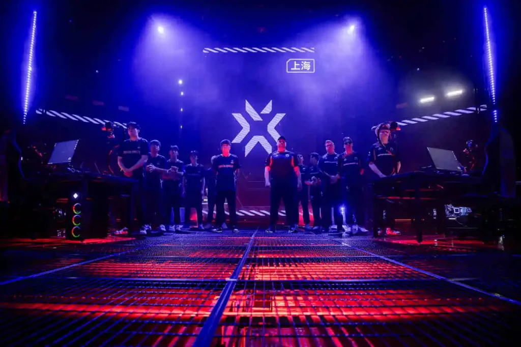 Equipe da Team Heretics e Dragon Ranger Gaming, no palco do VCT Masters Shanghai