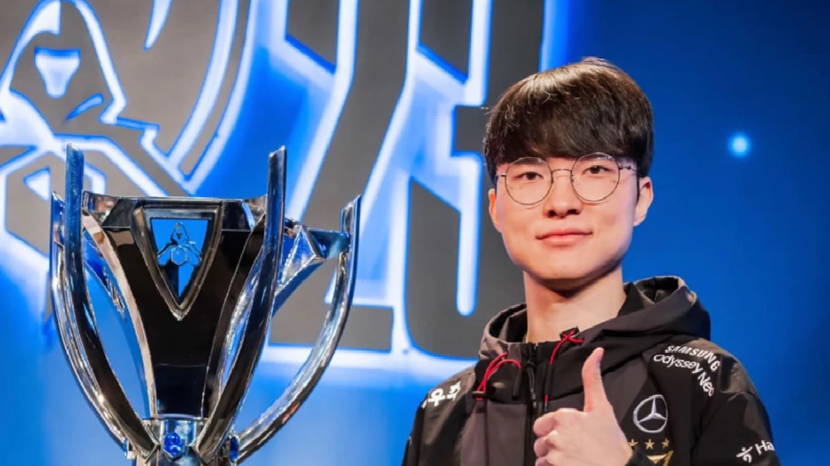 Faker ao lado da taça do Mundial de LoL