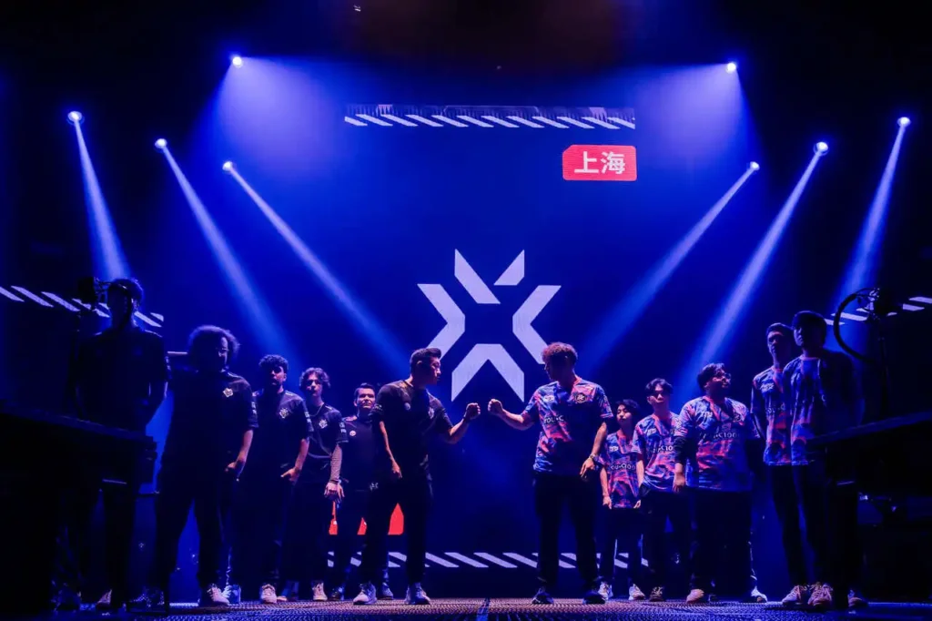 Equipes da G2 e Paper Rex, no inicio da série, pelo VCT Masters Shanghai