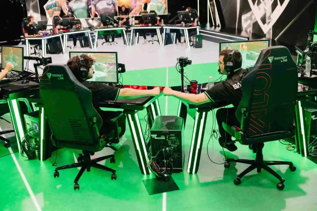 A dupla Less e Saadhak, nos palcos do VCT Américas, jogando contra a G2 Esports