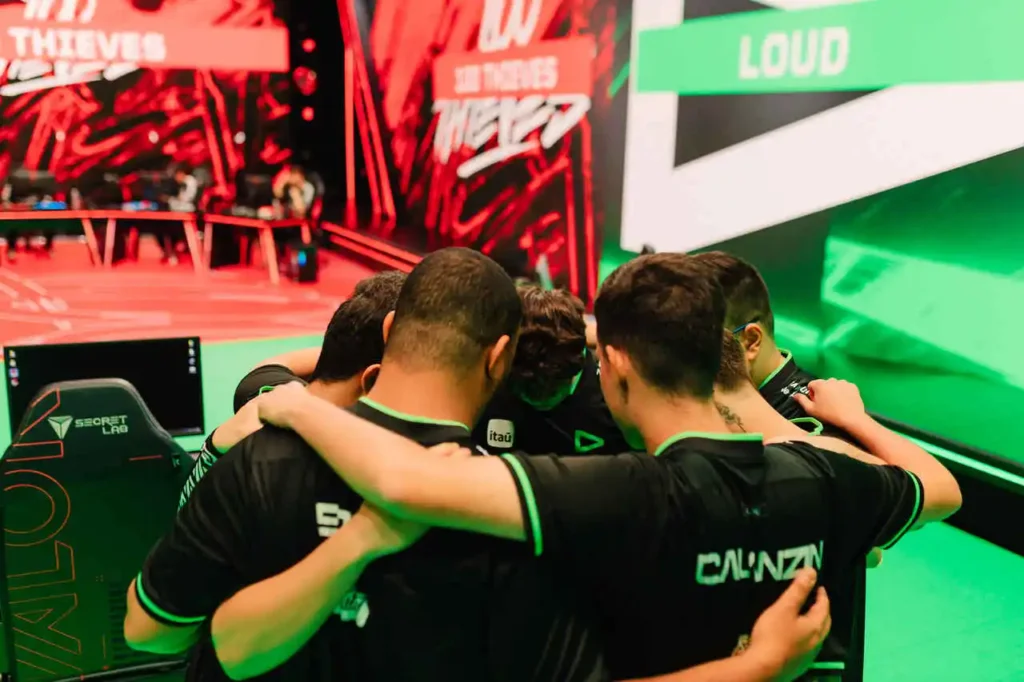 Equipe da LOUD reunida no palco do VCT Américas, conversando antes da partida contra a 100 Thieves
