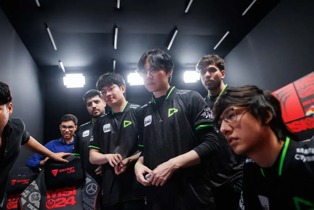Equipe da LOUD analisando a partida contra a GAM, no intervalo entre mapas