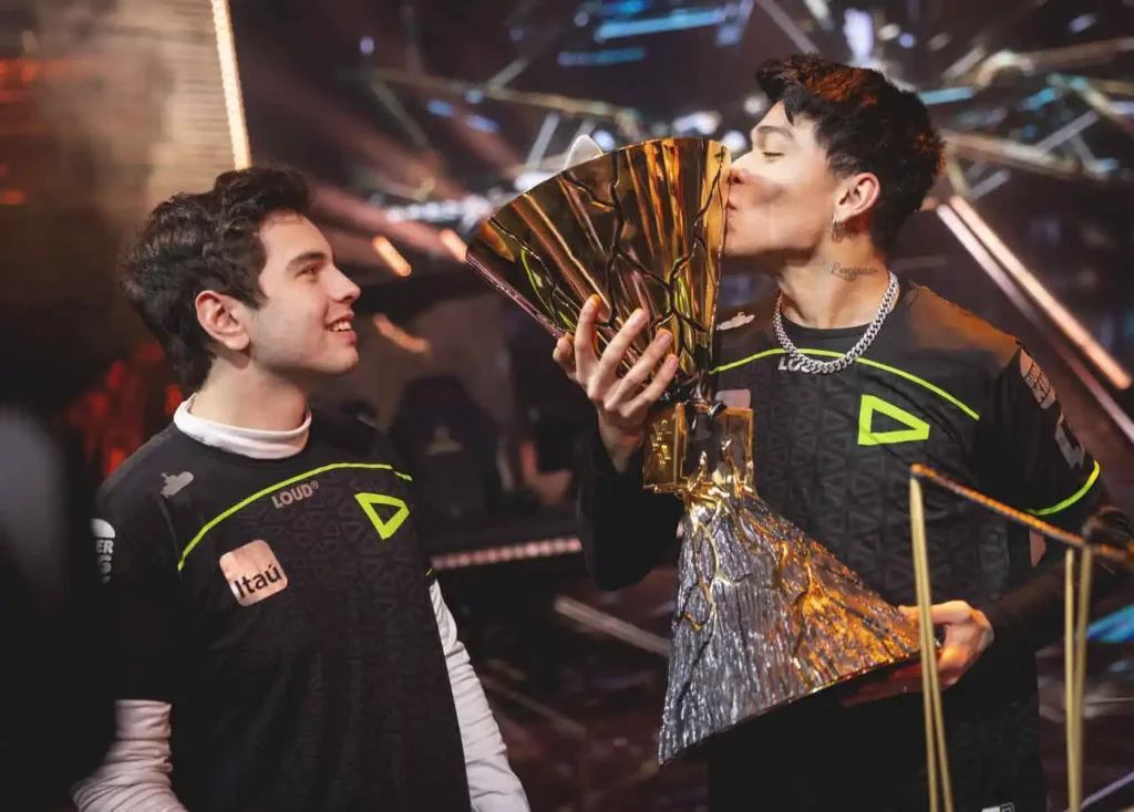 pANcada, quando atuava pela LOUD, em 2022, levantando a taça do Champions