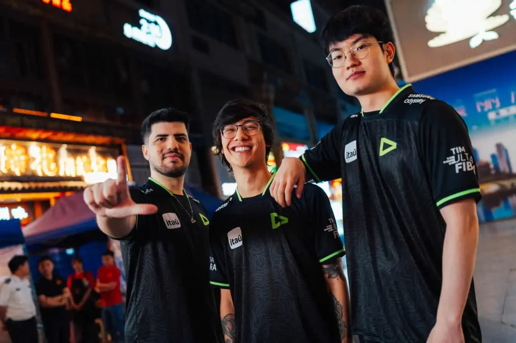 Robo, Tinows e Route, jogadores da LOUD, durante o MSI 2024