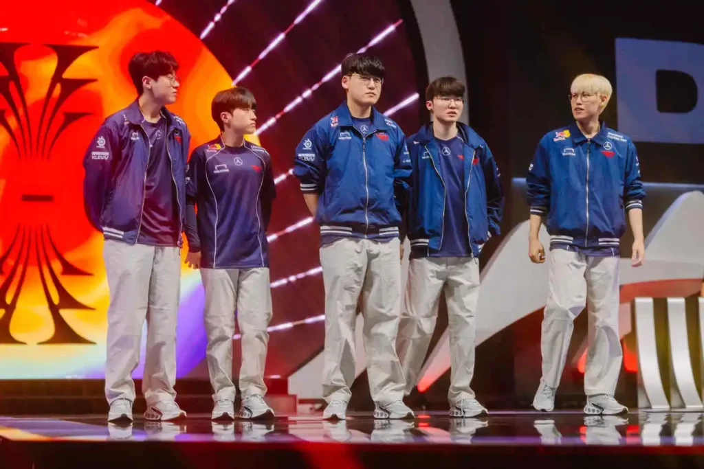 Equipe da T1, após vencer contra a Estral, pelo MSI 2024